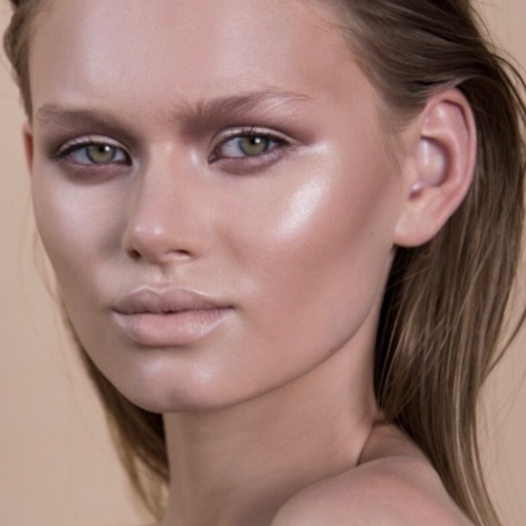 ALL OVER GLOW FACE & BODY SHIMMER IN POWDER - Picture 12 of 14